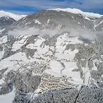 In Neukirchen Near Slopes Нойкирхен-ам-Гросфенедигер